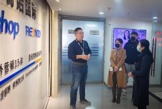 1月3日,宋磊珍副区长(右一)走访瑞诺国际,与瑞诺国际创始人郑毅(左一)交流。