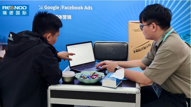 瑞诺国际营销顾问(左一)向参展商(右一)讲解外贸数字营销方案